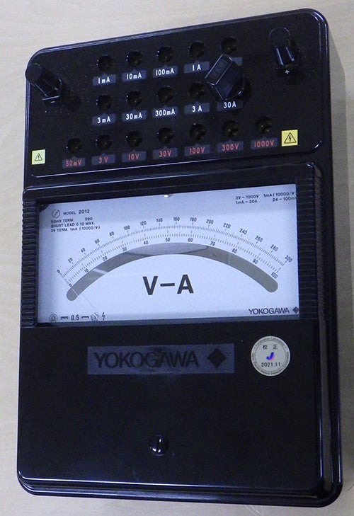 直動式電気指示計器（アナログメータの写真