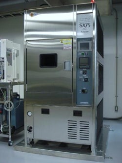 キセノンランプ式促進耐候試験機（装置外観）