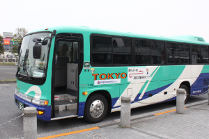 都産技研送迎バス外観（緑色、側面に都産技研ロゴ）