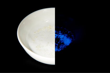 青色の有機蛍光材料を内包したSMPSの写真