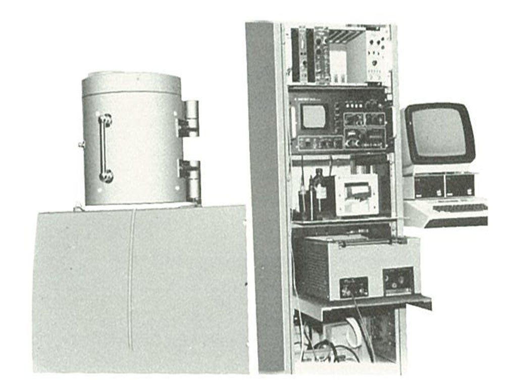 1981年（昭和56年）の東京都立アイソトープ総合研究所概要にて紹介された本装置の画像