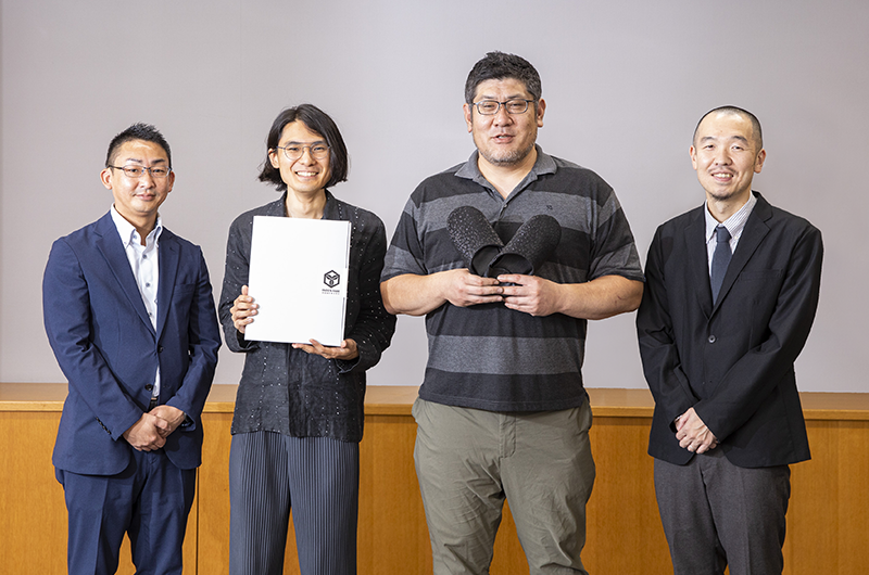 中川氏、友岡氏、矢部氏、加藤主任研究員集合写真